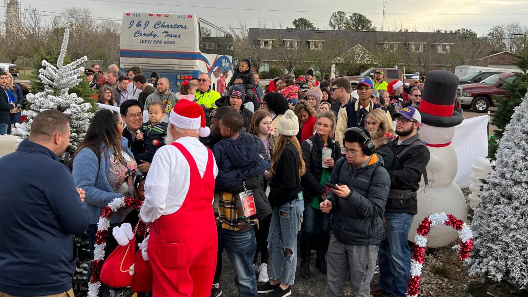 T4T Santa Working With Crowd | MR