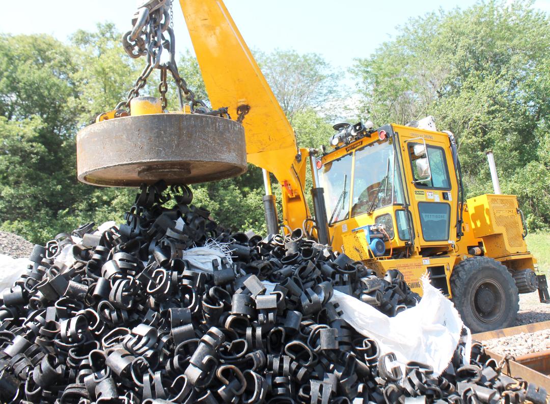 A speed swing operator compiles clips for recycling on the Marysville Subdivision in Nebraska.