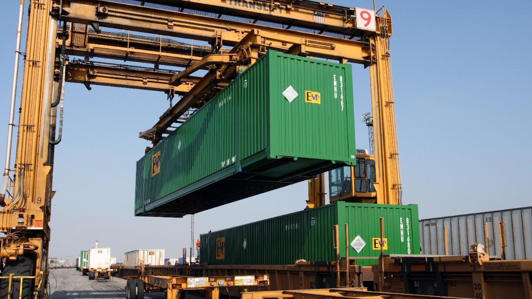 LA Basin intermodal crane lifts container in transload process. | LR