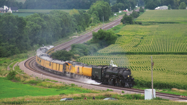 Big Boy pulling Heritage Fleet cars