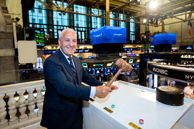 Union Pacific Railroad (NYSE: UNP) Rings The Closing Bell®

The New York Stock Exchange welcomes Union Pacific Railroad (NYSE: UNP), today, Monday, September 15, 2025, to celebrate its 155th anniversary of listing. To honor the occasion, Jim Vena, Chief Executive Officer, joined by Tara Dziedzic, NYSE Head of US Listings, rings the Closing Bell®.

Photo Credit: NYSE