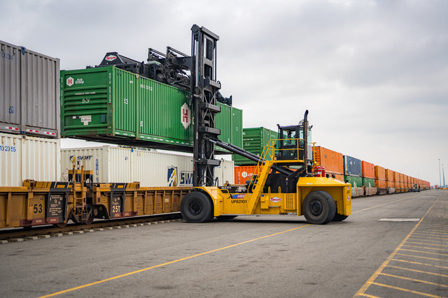 Lance M. Fritz Inland Empire Intermodal Terminal
A container handler loads a HUB container onto an intermodal train at the Lance M. Fritz Inland Empire Intermodal Terminal.