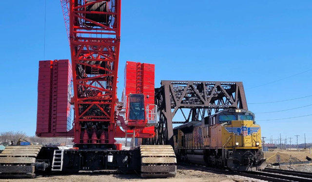 UP 8462 passes a crane used to replace the Denison, IA, bridge