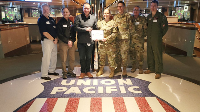 Jason Elliot receives Patriot Award from the National Guard | LR