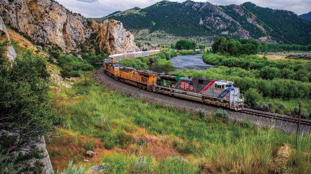 Spirit Locomotive Rounds a curve | MR