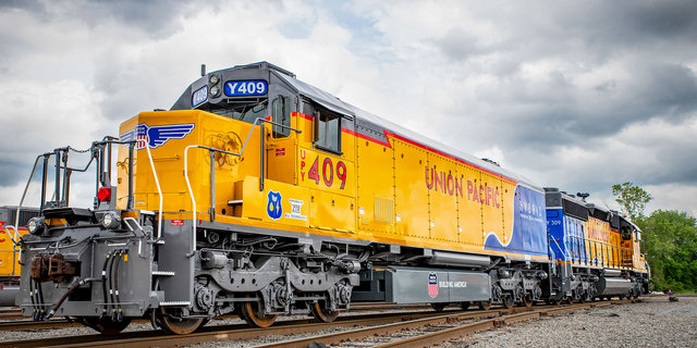 UP's first-of-kind Hybrid Locomotive | O