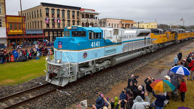 Medium Retina | No. 4141 leads the George Bush Funeral Train through Navasota,TX