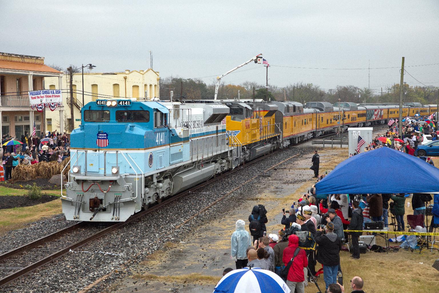Large Retina | Locomotive No. 4141 passes through Navasoto, Texas