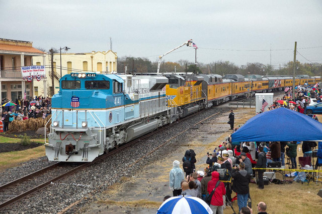 Large Retina | Locomotive No. 4141 passes through Navasoto, Texas
