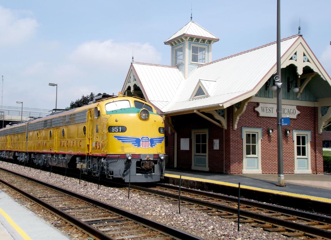 Medium Retina | Heritage Fleet: E-9 at West Chicago Metra station