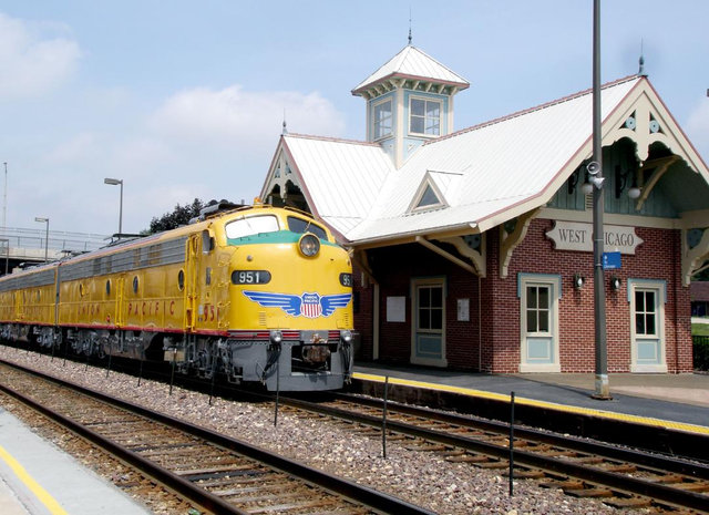 Medium Retina | Heritage Fleet: E-9 at West Chicago Metra station
