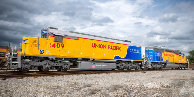 ZTR-designed UP hybrid battery-electric locomotive | L