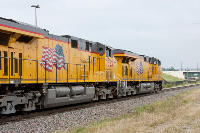 A UP Intermodal train rounds a bend | MR