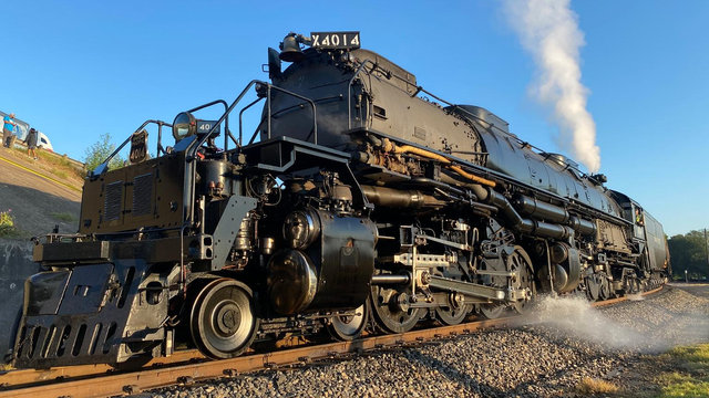 Big Boy No. 4014 parked while emitting steam | LR