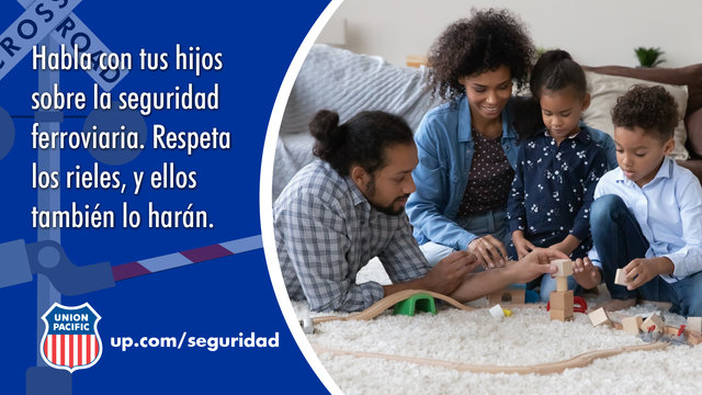 Una familia jugando con juguetes de madera y el siguiente texto: Habla con tus hijos sobre la seguridad ferroviaria. Respeta los rieles, y ellos también lo harán.