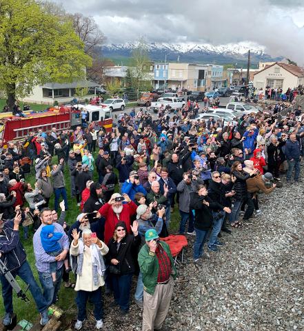 Crowd views No. 4014 locomotive