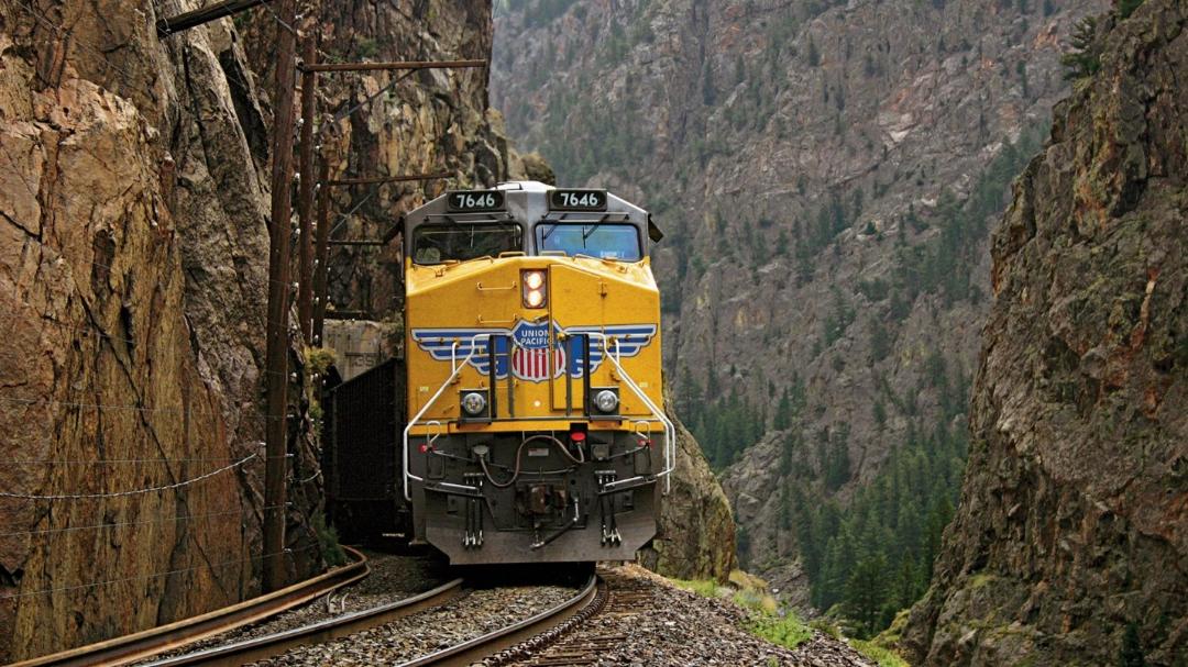 UP locomotive passes through rocky mountain area | LR