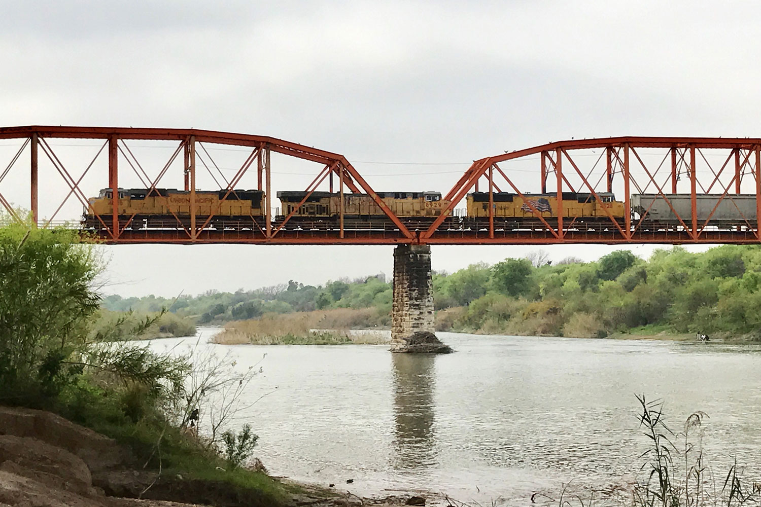 Train crosses the Rio Grande