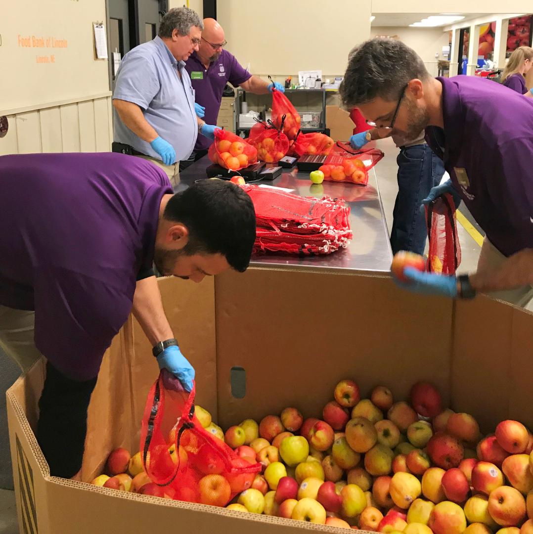 Union Pacifc employees donate their time flling bags at Omaha’s Food Bank of the Heartland.