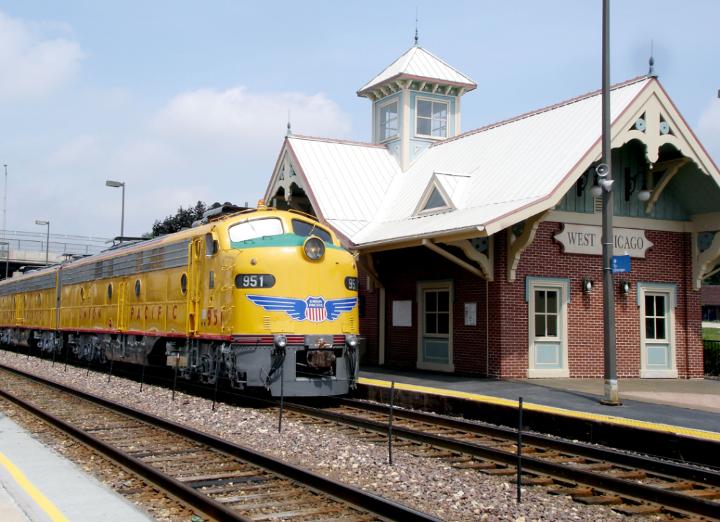 Medium | Heritage Fleet: E-9 at West Chicago Metra station