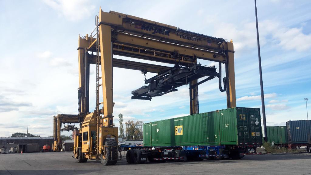 Intermodal crane at Illinois Yard Center | L