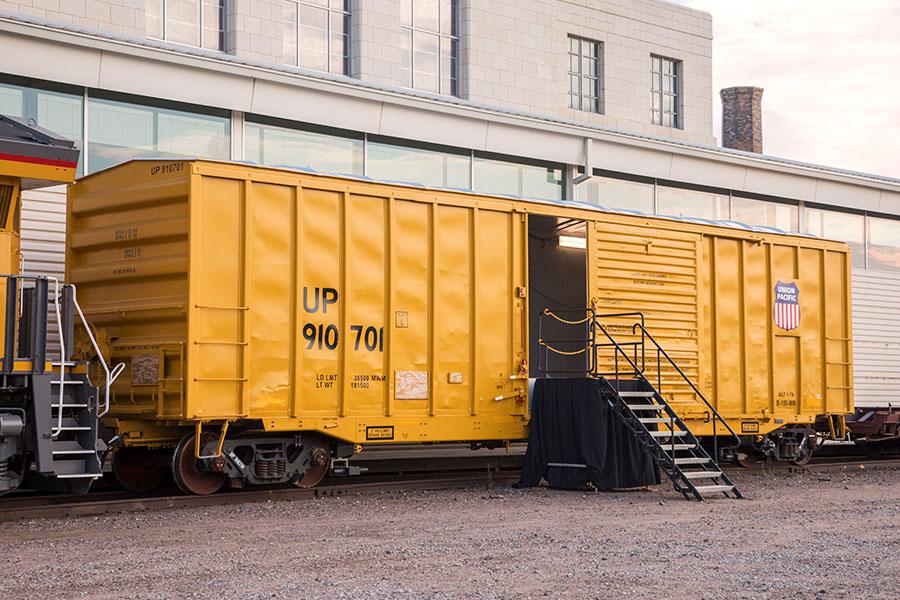 Large Retina | Unmanned Geometry Box Car