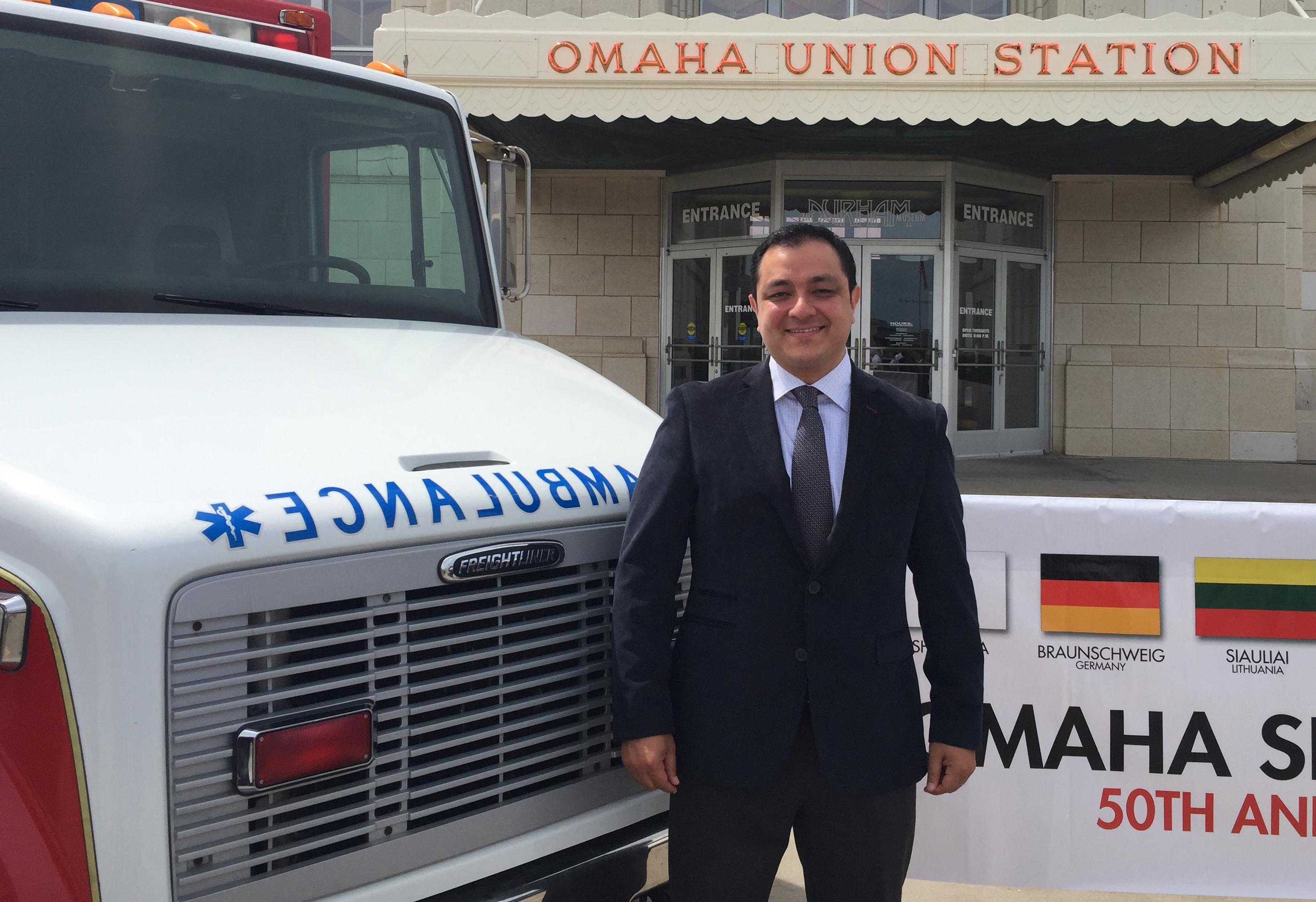 Xalapa's Mayor standing in front of the Durham Museum.